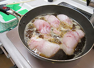 調味料を全て、フライパンに入れ今が旬な、「寒鱈」の切り身を入れてひと煮立ち