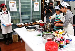 小学2年生で料理上手!きちんとお母さんと協力して調理しているところが評価されていました。