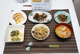 【山形の食材いっぱい定食】内陸地域の牛肉・醤油味の芋煮がごはんに!
ありそうでなかった味。ナイスアイデアでした。