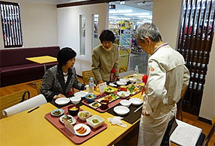 審査員による試食タイム！
レベルが高くなかなか決着がつかない・・・
おかげで予定の審査時間をオーバーしてしまいました(￣▽￣)
