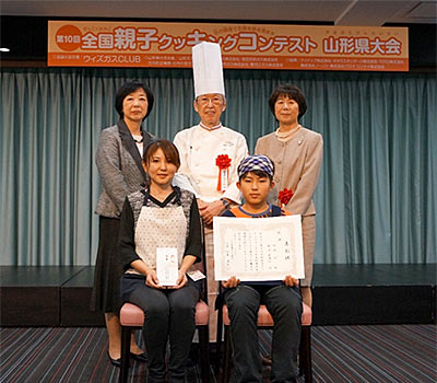 優勝は、酒田代表の板垣さん親子!
お二人の手際の良さとガス火の使い方、
そして親子のチームワークが高く評価されていました。
息子さんの玲さんは、全国大会まで行って優勝したいと意気込んでいました。
12月11日に仙台市で行われる東北大会に向け、また練習を頑張りましょう!
私たちも精一杯サポートします!