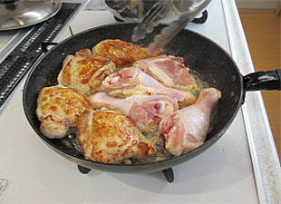 鶏ももに、焼き色をつけます