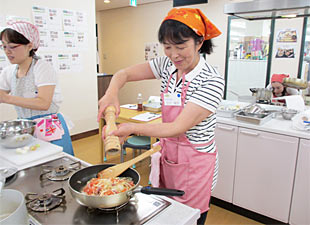 「仕上げのこしょうは、これくらいかな?」