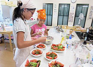 「さすがっ 6年生。サラダも作ります」