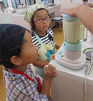 「残ったバナナでジュース作り」