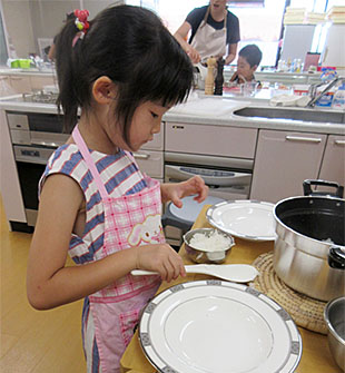 「ごはんも上手に盛り付けます」