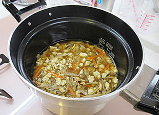 豆腐とごぼうの炊き込みご飯 ごま油で、ごぼうと豆腐を炒めます。豆腐が、鶏肉みたいな感じになりました。