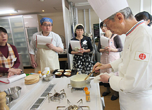 受講者の皆さん、太田シェフが作る「ソースモルネー」に釘付け