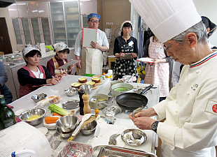お刺身でも食べられる「天使の海老」 背ワタをきちんと取ります。