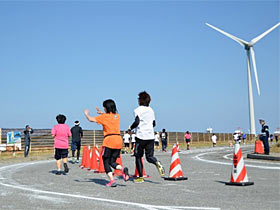 <1.5Km地点> 風車のとこも走ったよ。