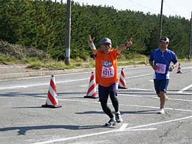 <1.5Km点> イェーイ! まだまだ余裕のカニ走り!