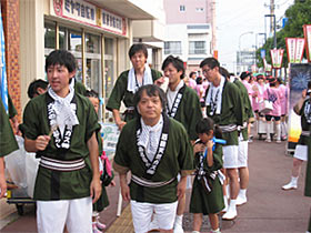 まずは景気づけ、まだ日が高い！