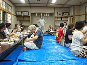 恒例の直会　踊り以上の盛り上がり！