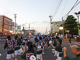 背中に「酒天」しょって　ソォレーソォレー