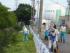 松原小学校PTA様と合同での草刈り　大分伸びてます