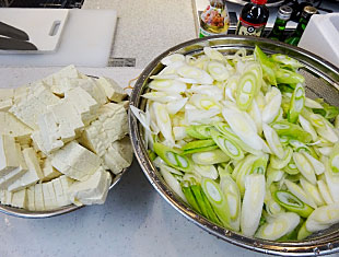 鱈の他には豆腐とねぎを入れます