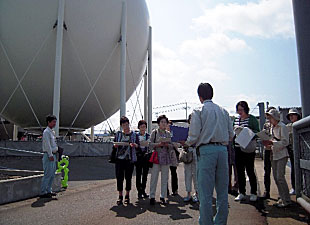 ガス製造設備の見学風景