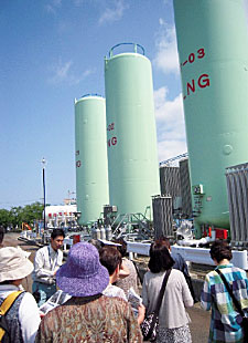 ガス製造設備の見学風景